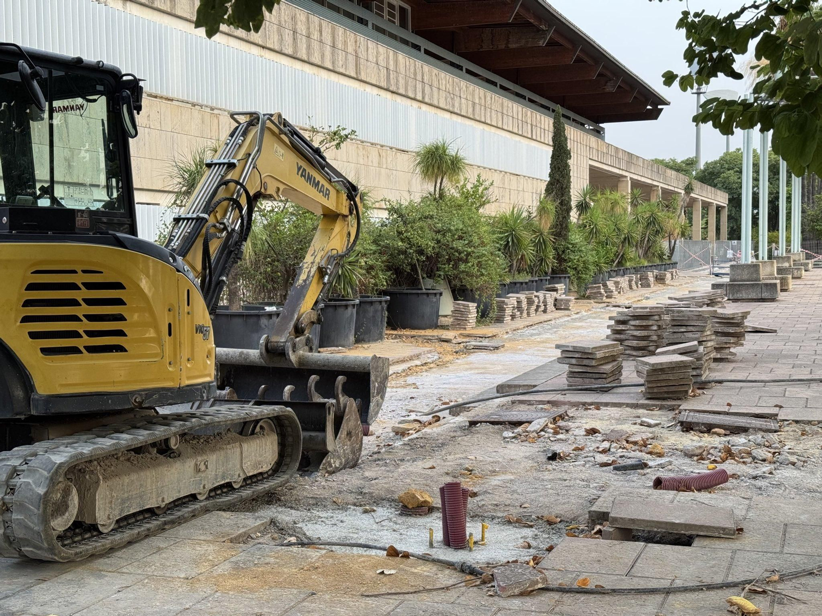 Se están levantando las losetas del exterior del Pabellón de la Navegación para construir el carril bici.