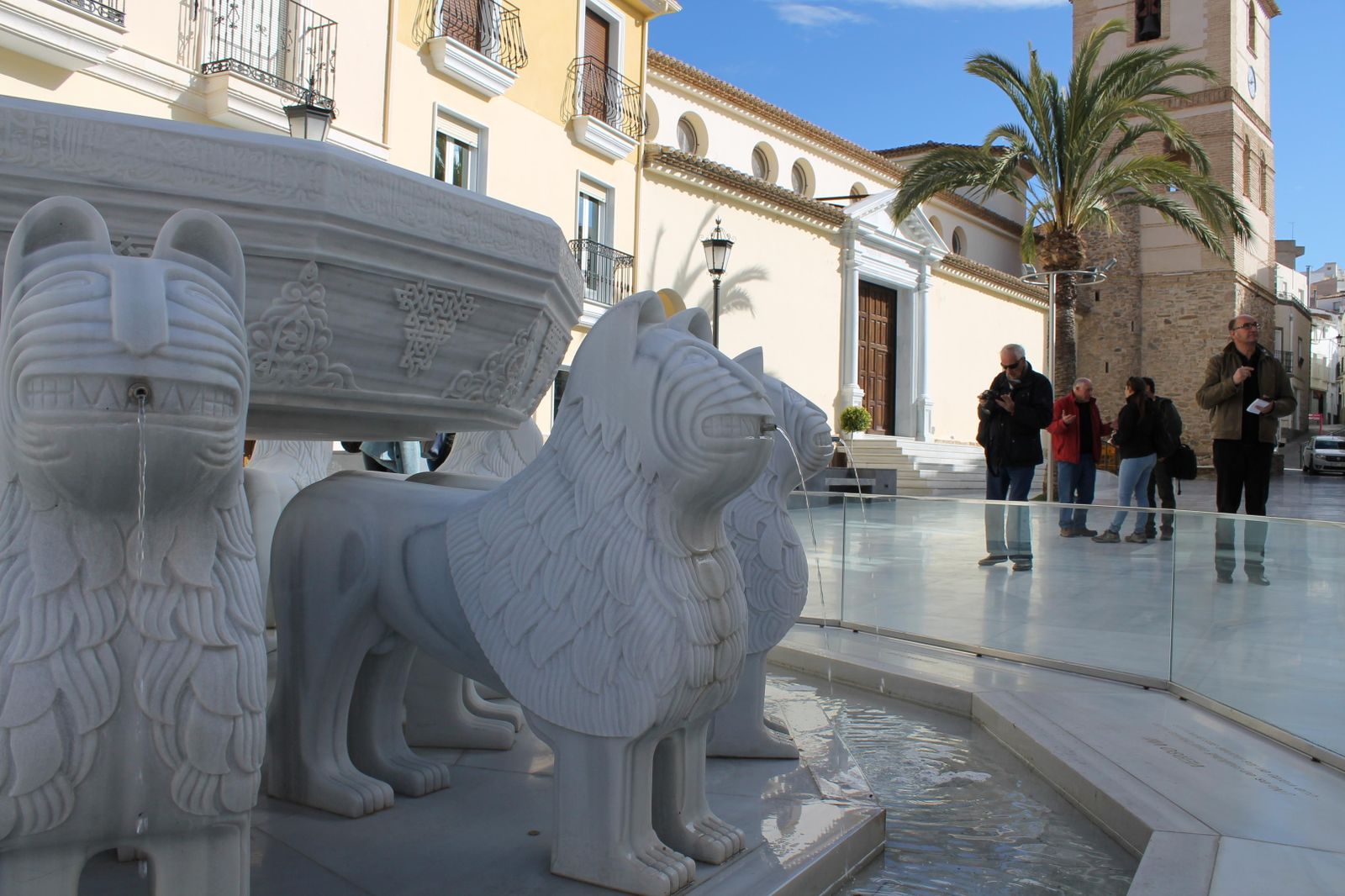 Turistas visitando la recreación de la Fuente de los Leones.