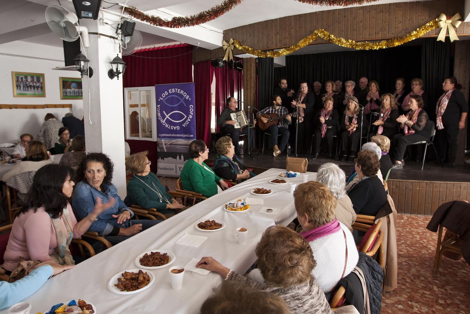 Actuación en un desayuno navideño con mayores, en una imagen de archivo.