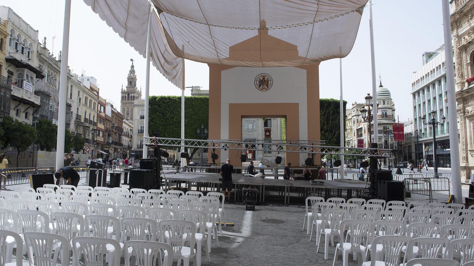 Montaje del escenario que acogerá el concierto.