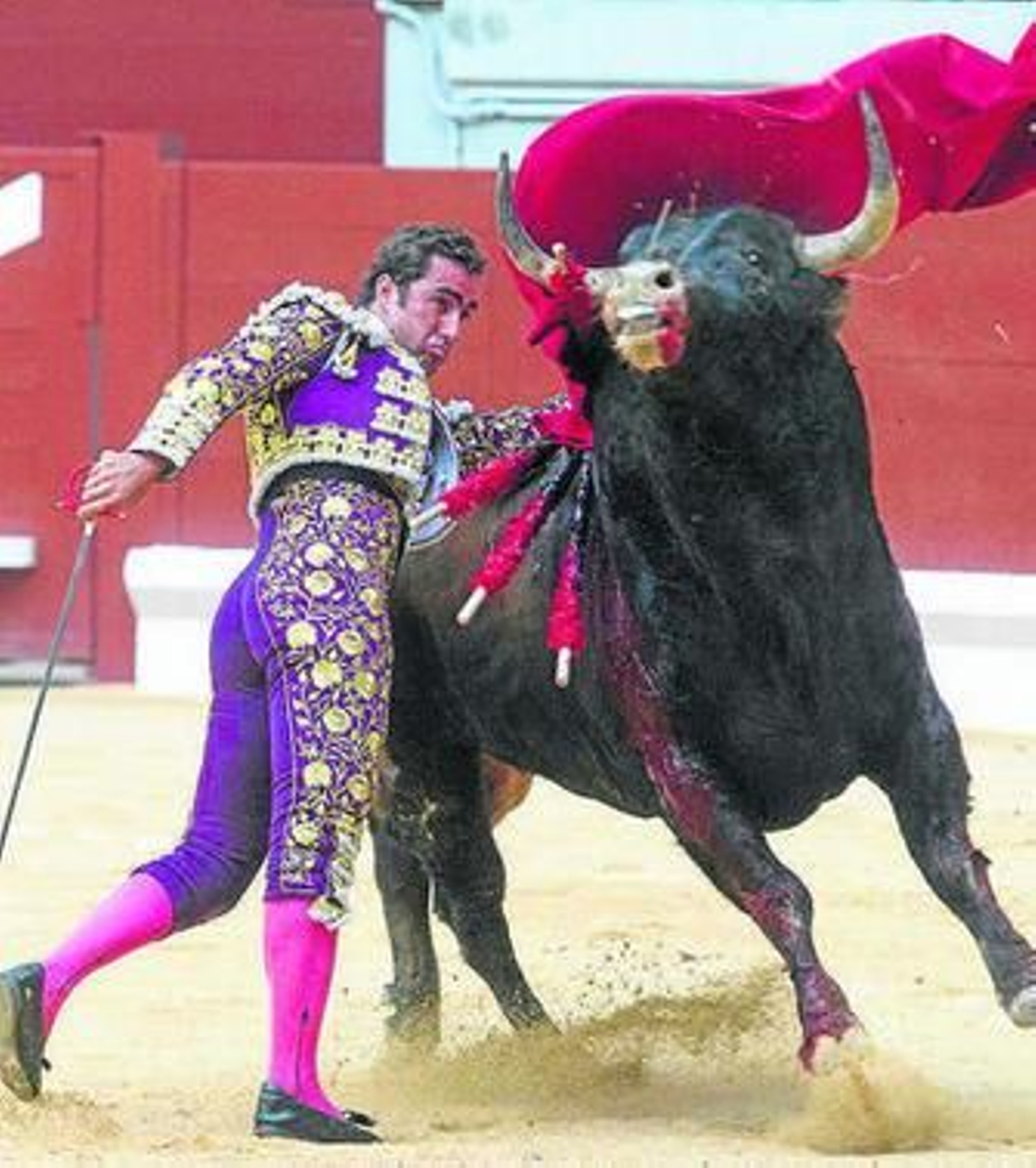 El Fandi, en un pase de pecho, ayer, en Vitoria. El Fandi, en un pase de pecho, ayer, en Vitoria.