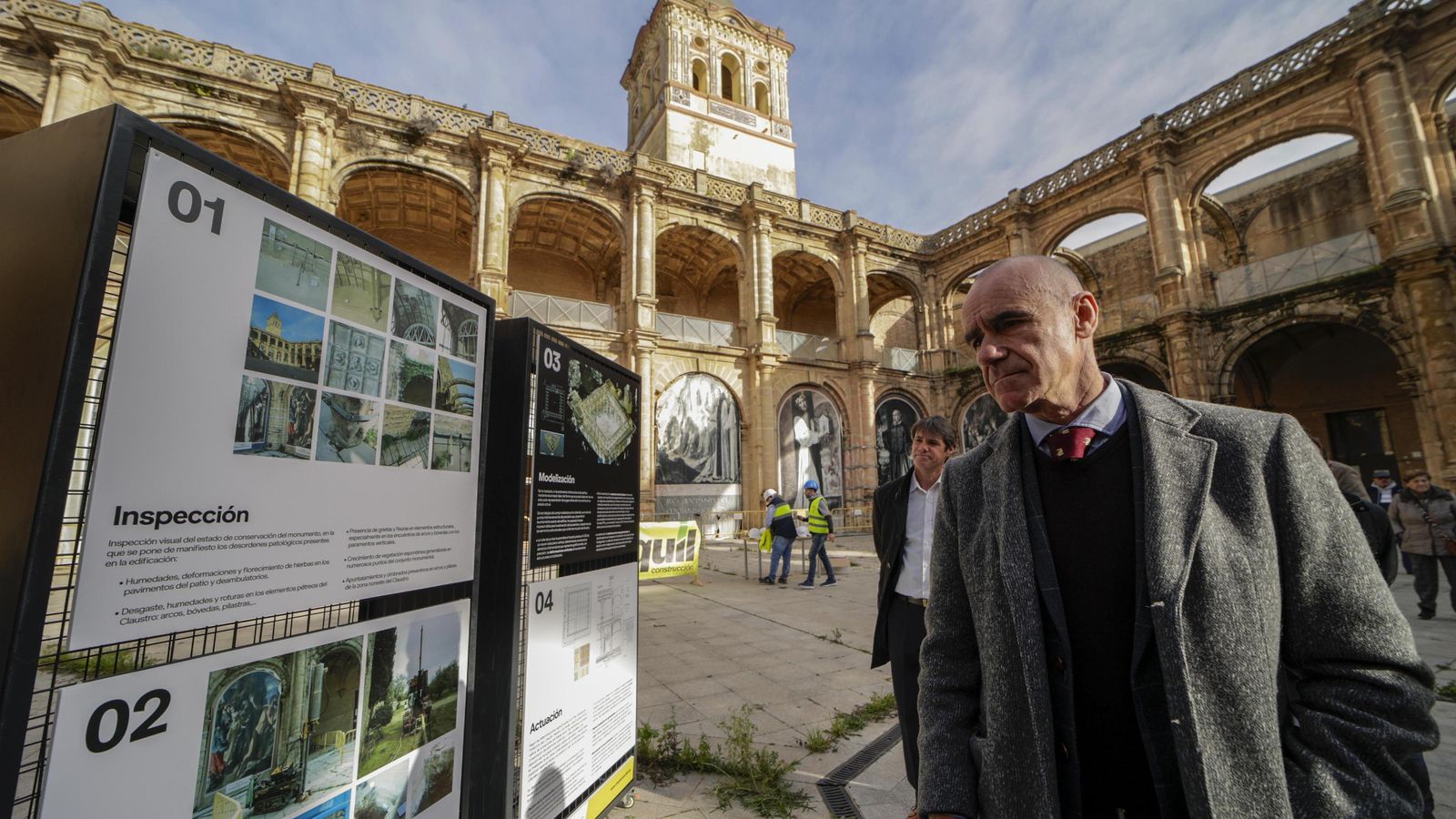 El alcalde, Antonio Muñoz, durante su visita al monasterio de San Jerónimo.