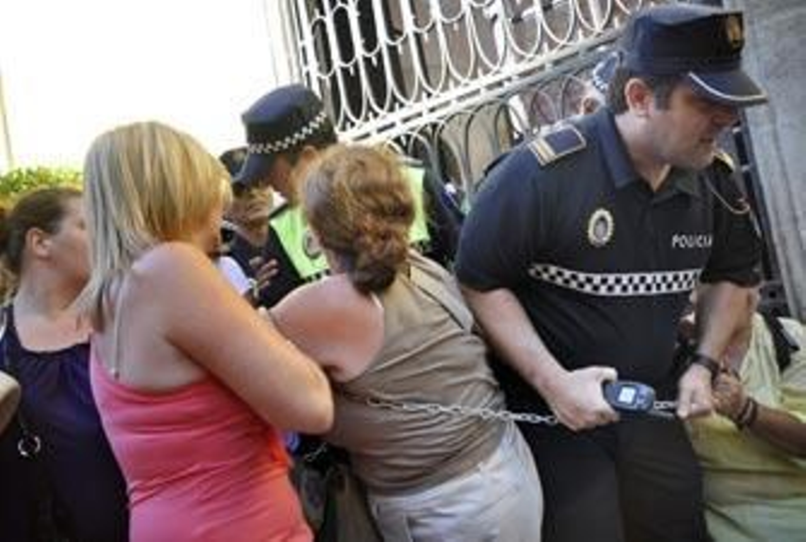 Las trabajadoras de Acasa duermen ante el Consistorio por los impagos