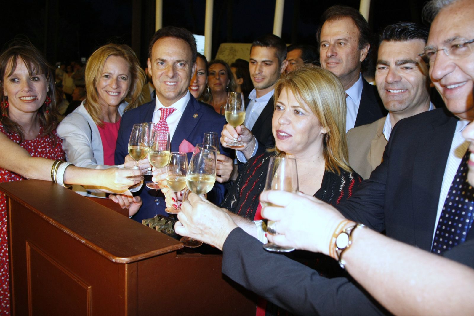 Las autoridades de El Puerto y Jerez, junto al presidente del Grupo Osborne, anoche en Las Banderas junto a la portada del Toro.