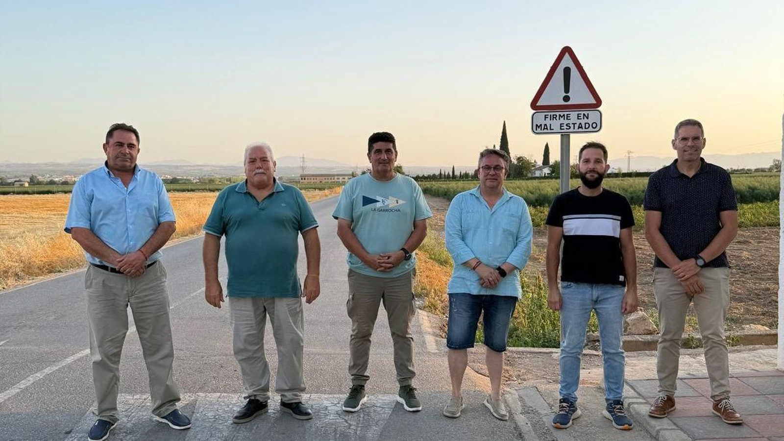 Los alcaldes y responsables socialistas ern la carretera conocida como 'la viílla'