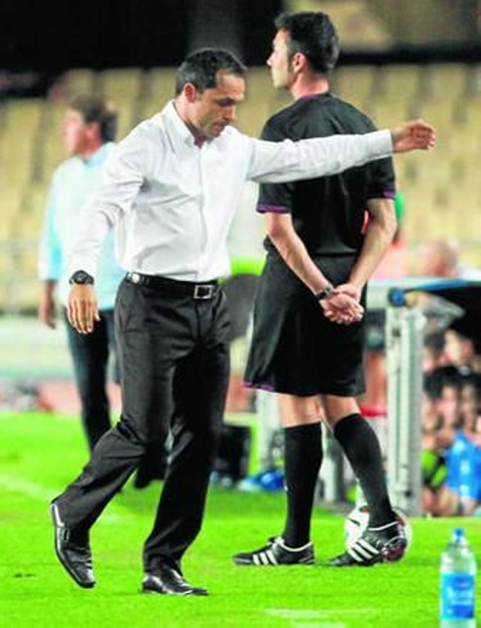 Sergi Barjuan, contrariado con una acción del partido de ayer.