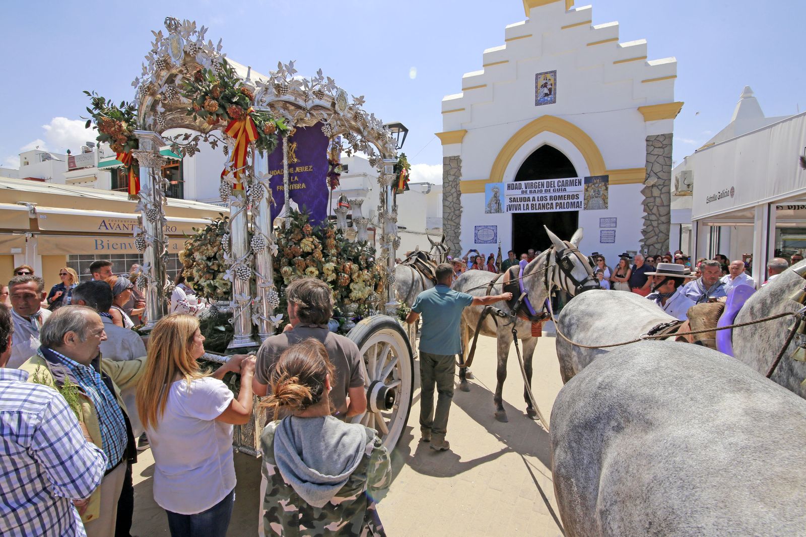 La hermandad de Jerez rezando el Ángelus en Bajo de Guía.