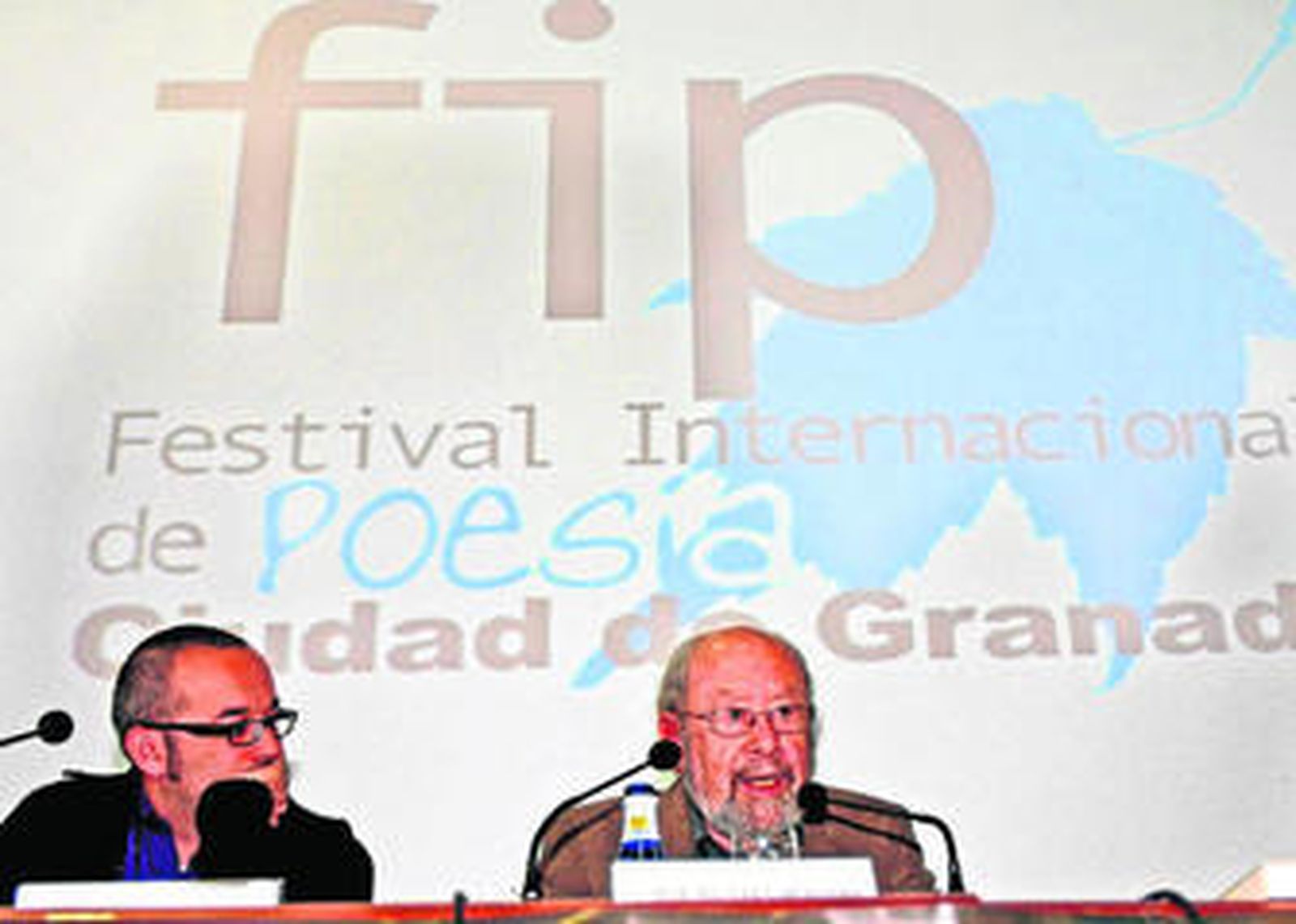 El poeta José Manuel Caballero Bonald, a las puertas de recibir el Premio Lorca de Poesía.