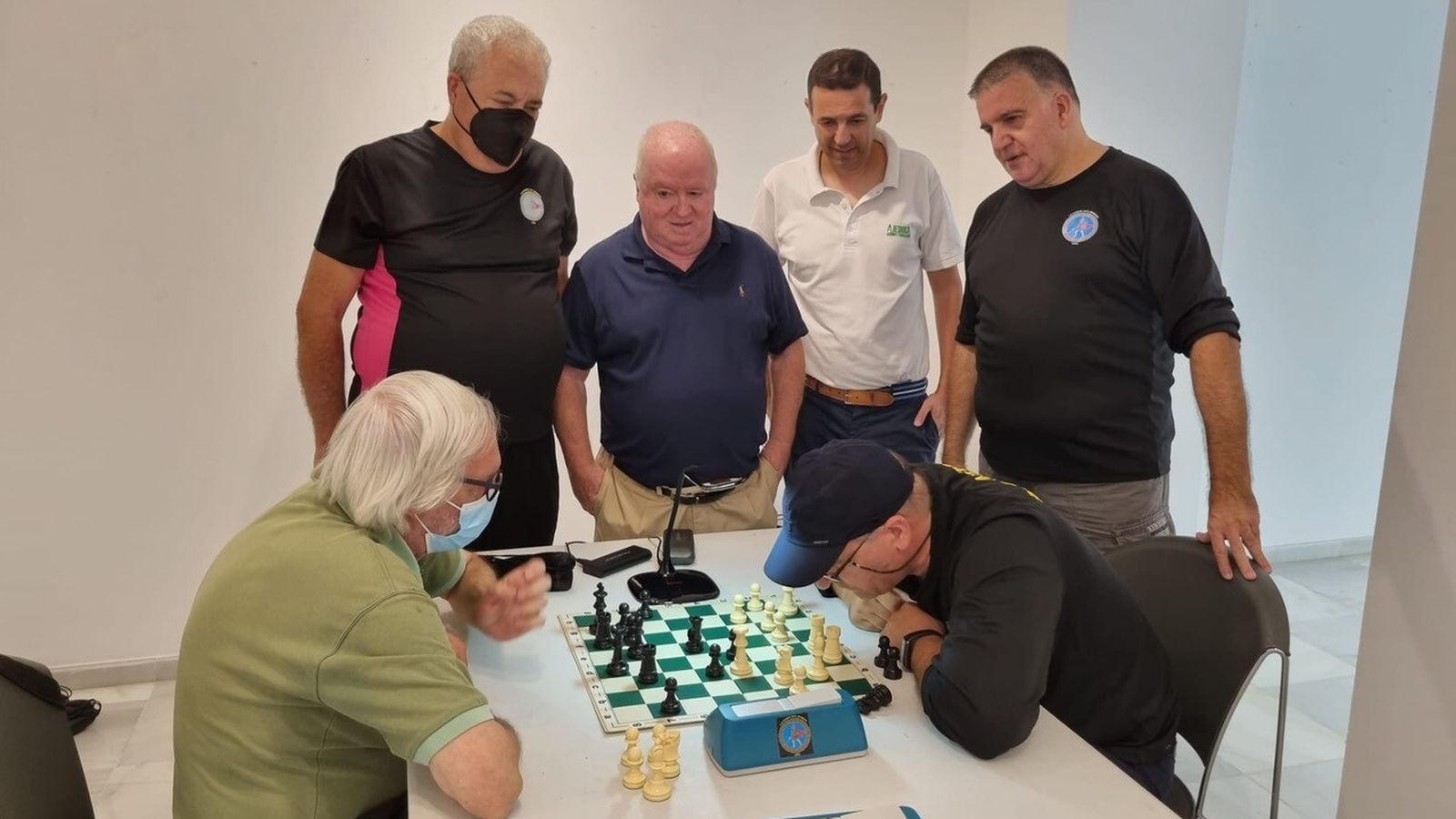 Carlos Medina, junto con Antonio Quintero, Daniel Escobar y un aficionado, ante una partida de invidentes.