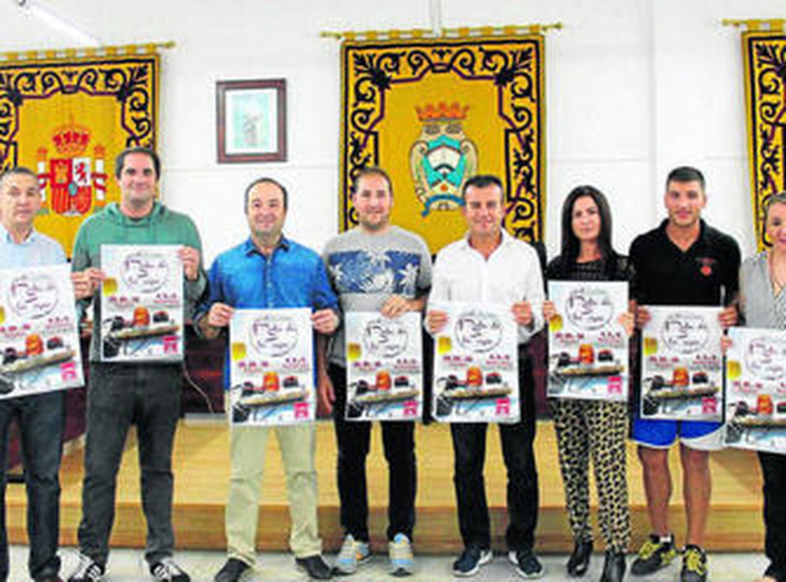 El alcalde de Carboneras ha presentado el cartel junto a responsables de varios establecimientos.