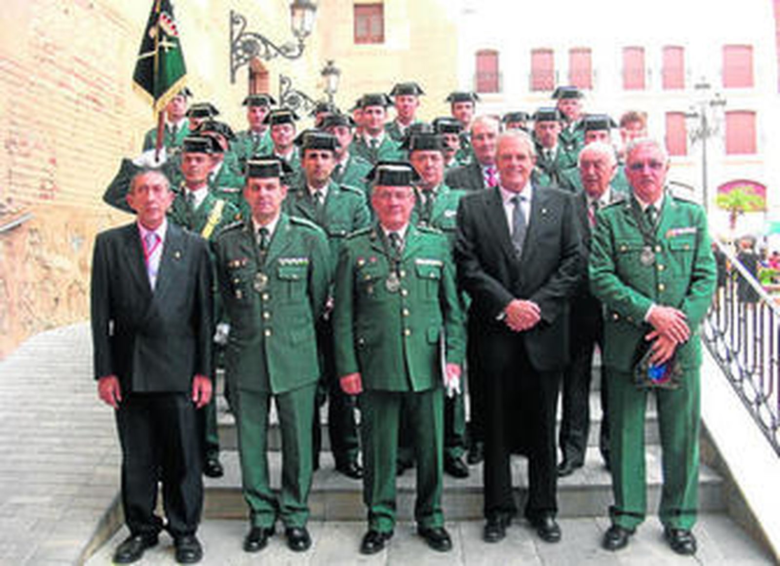 Oficiales y efectivos de la Guardia Civil con el Alcalde de Vera y representantes de la Hermandad