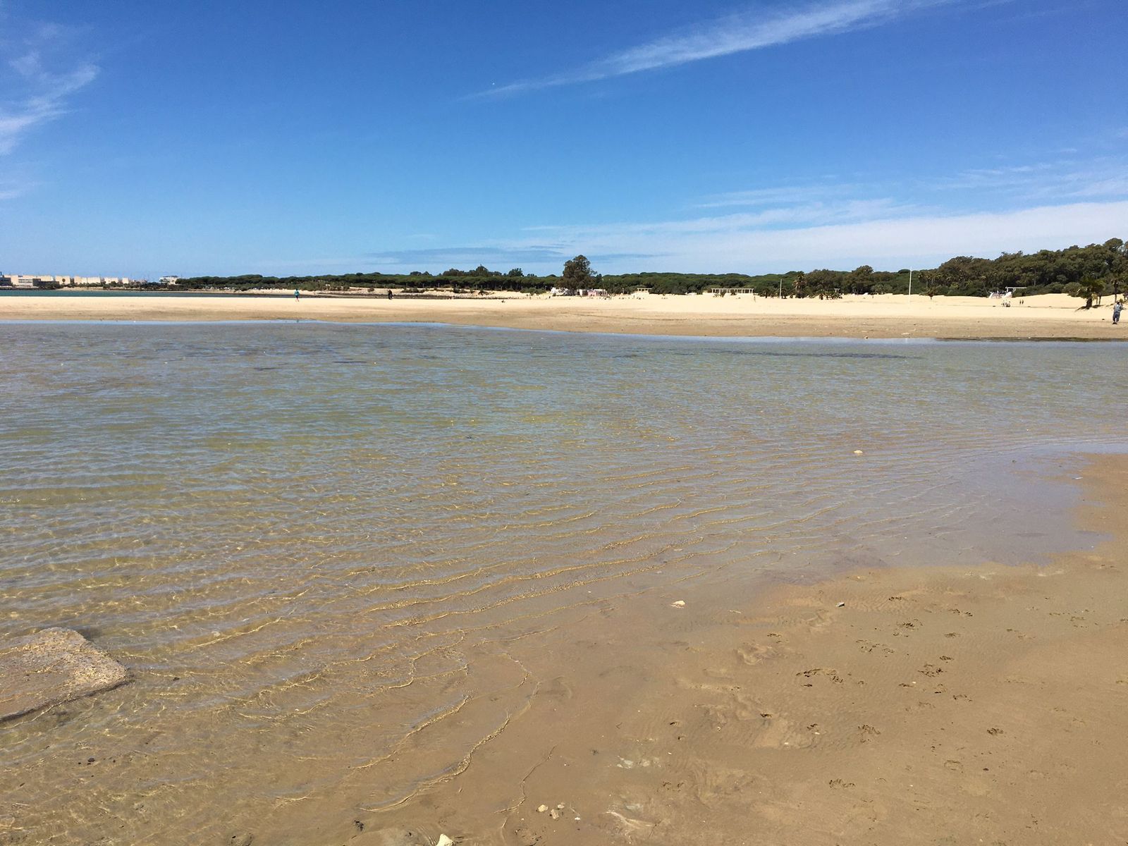 Imágenes de la marea alta en la playa de La Puntilla