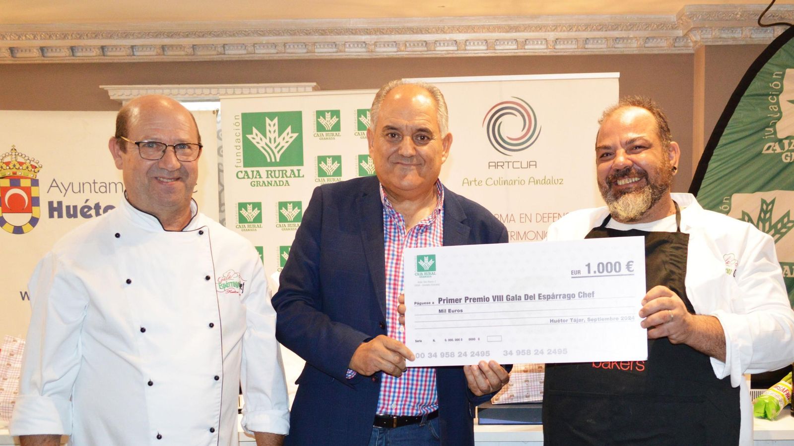 Imagen de la entrega del premio al chef.
