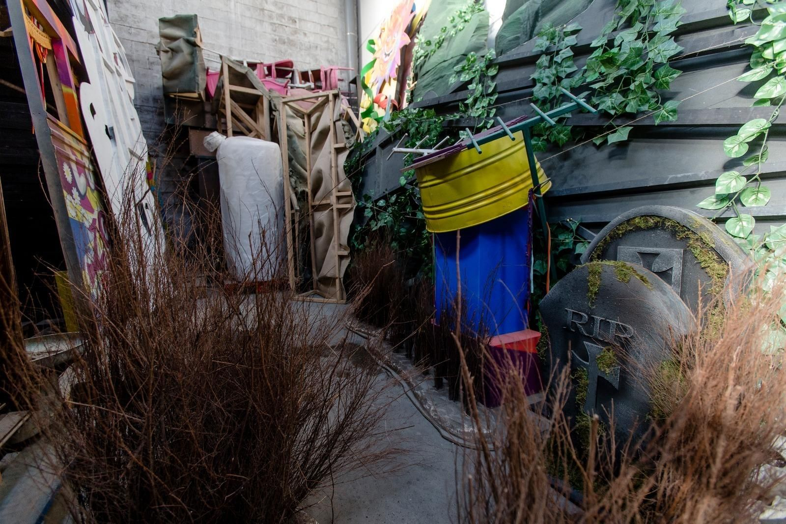 Atrezzos de Carnaval en la nave de Quattro Producciones Artísticas.