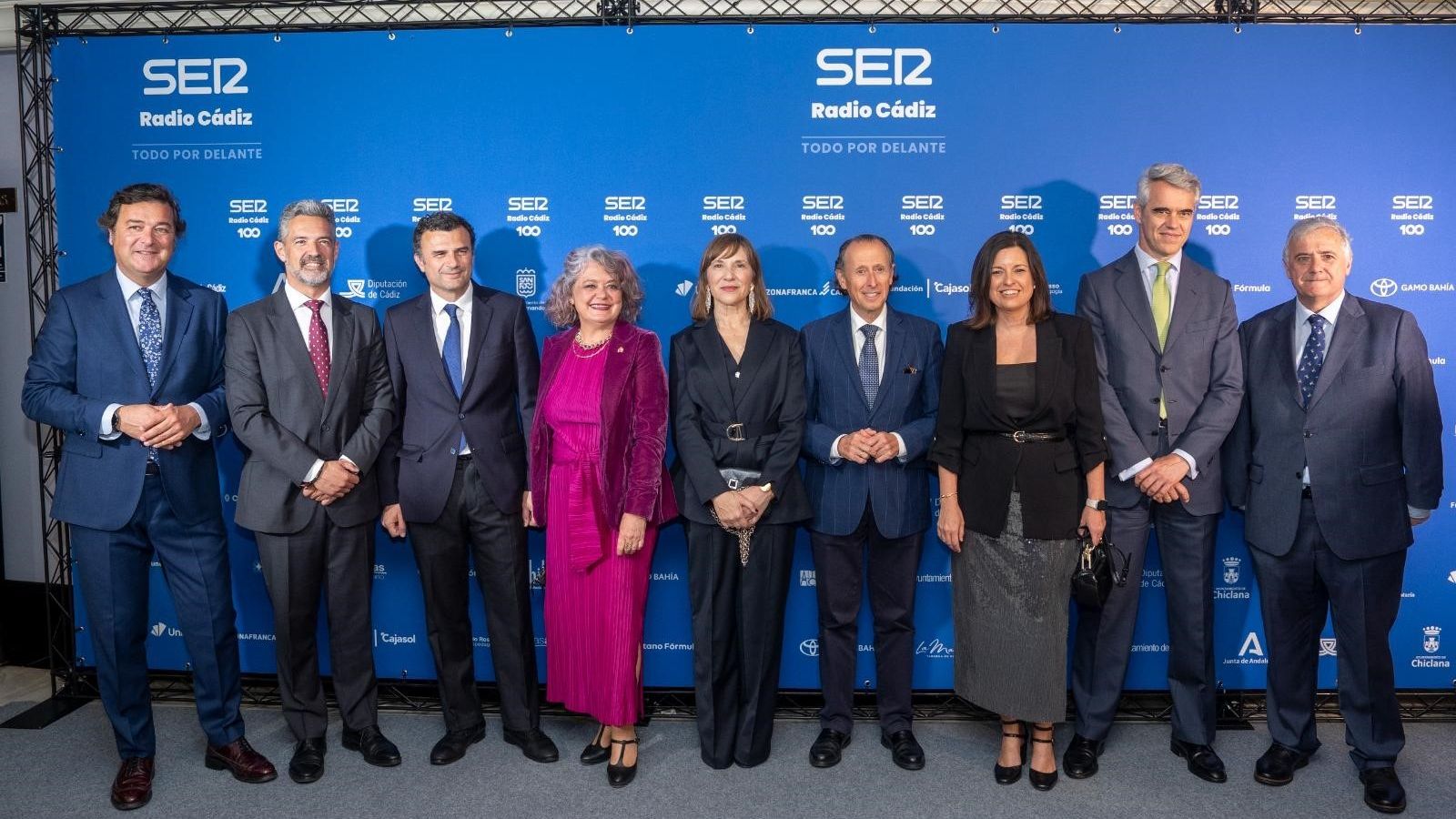 Lourdes Acosta, con José María Carbonero, el alcalde de Rota, Javier Ruiz Arana, el alcalde de Cádiz, Bruno García, Blanca Flores, el alcalde de Chiclana, José María Román, la de La isla, Patricia Cavada, Ignacio Soto y Antonio Yélamo,