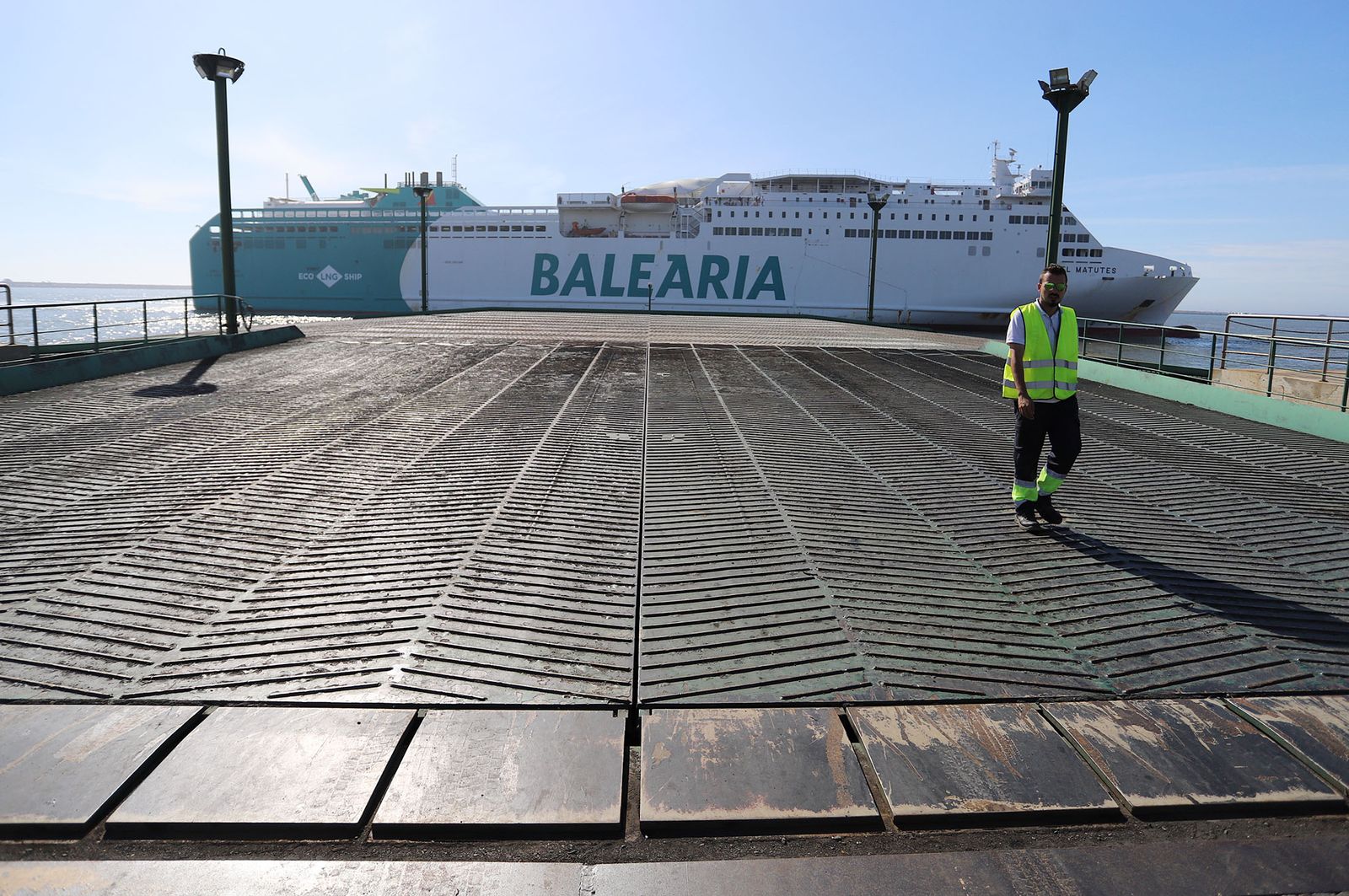 Llegada de uno de los ferris de Baleària al Muelle Sur del Puerto de Huelva.