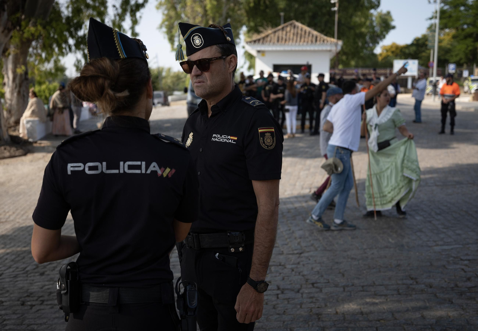 El cruce de las hermandades del Rocío por la barcaza de Coria, bajo el dispositivo de seguridad de la Policía Nacional
