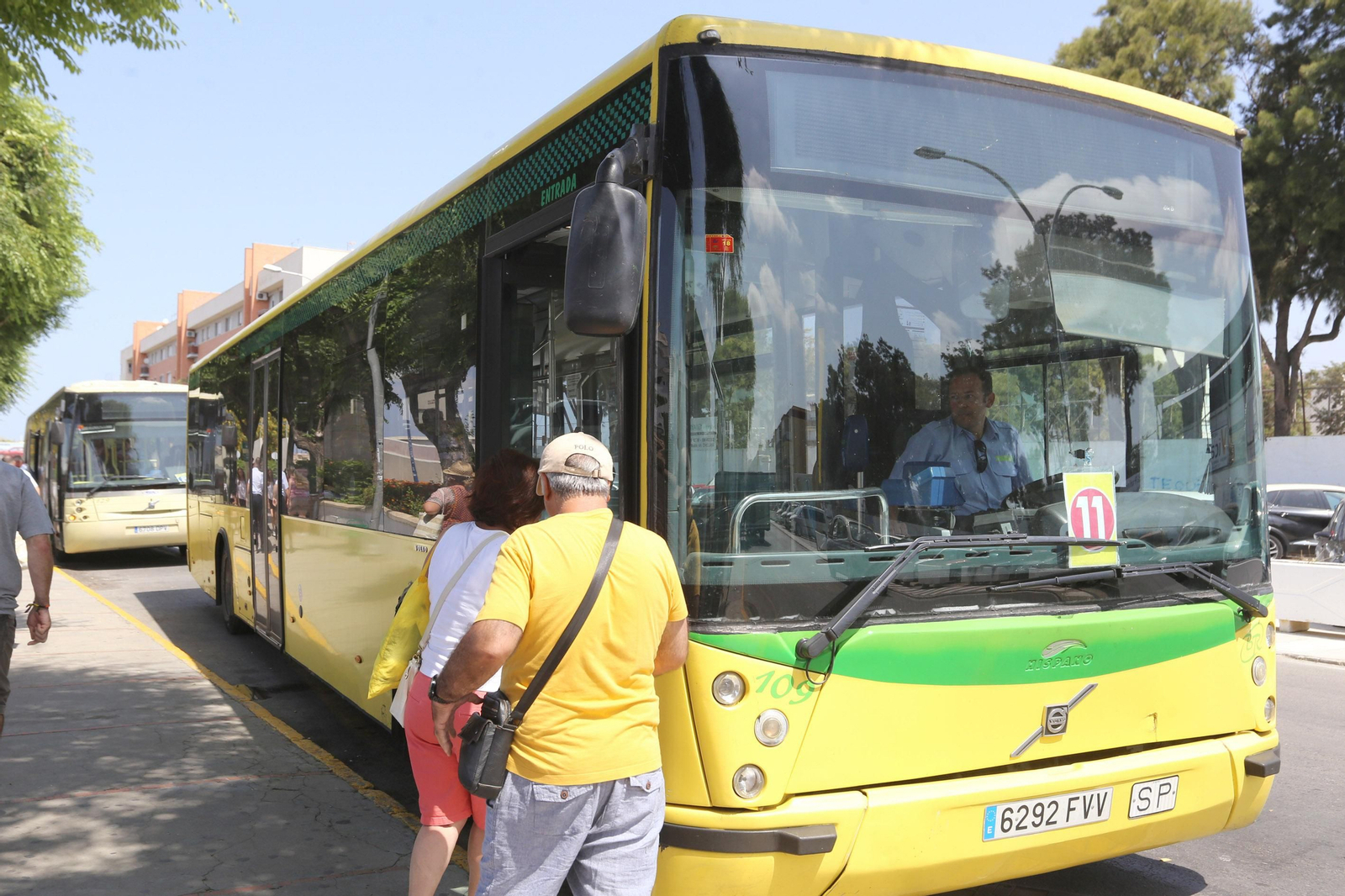 Usuarios suben a un autobús urbano.
