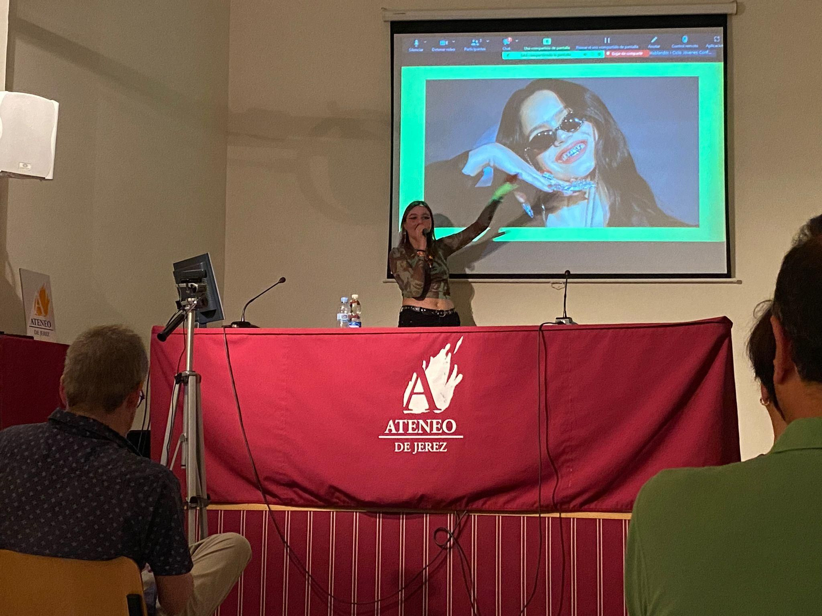 Una alumna del IES Seritium de Jerez durante su conferencia en el Ateneo de Jerez.