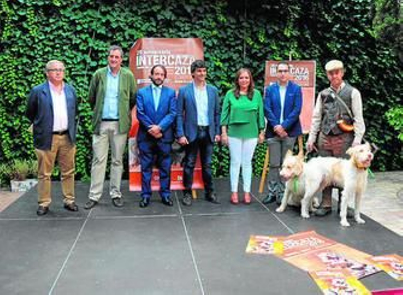 La diputada Ana Carrillo, con participantes y organizadores de la feria cinegética.