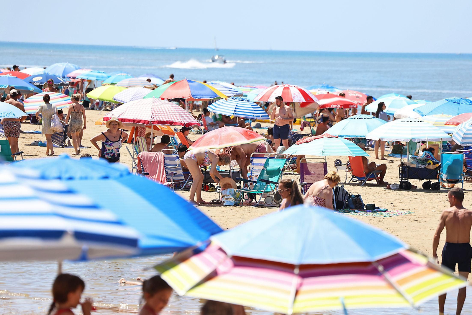 Ambiente en las playas de Huelva en la mañana de domingo
