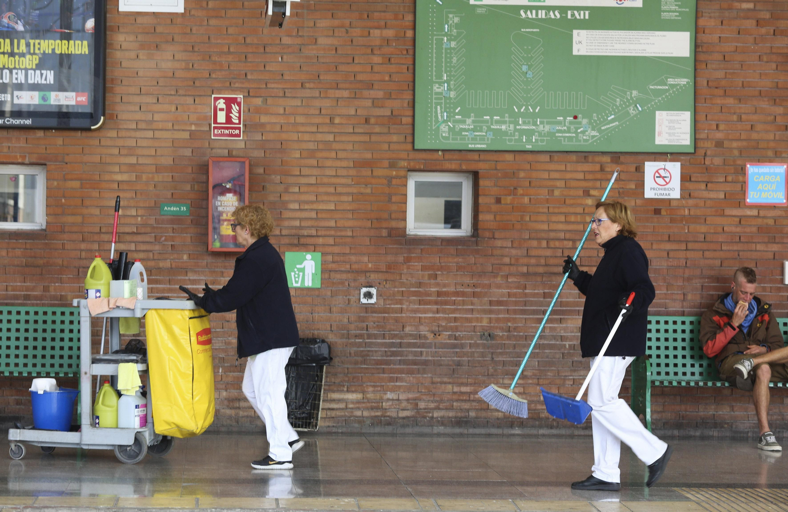 La UME desinfecta en Málaga la estación de autobuses y el puerto, en fotos