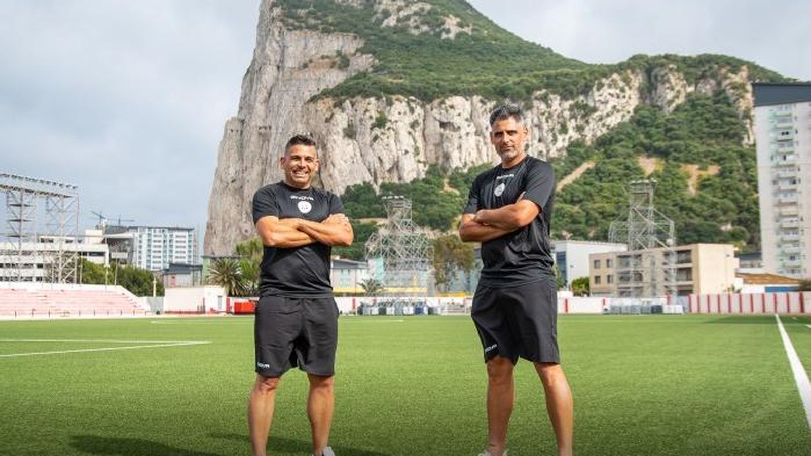 Bezares y Javi Muñoz, ante el Peñón.