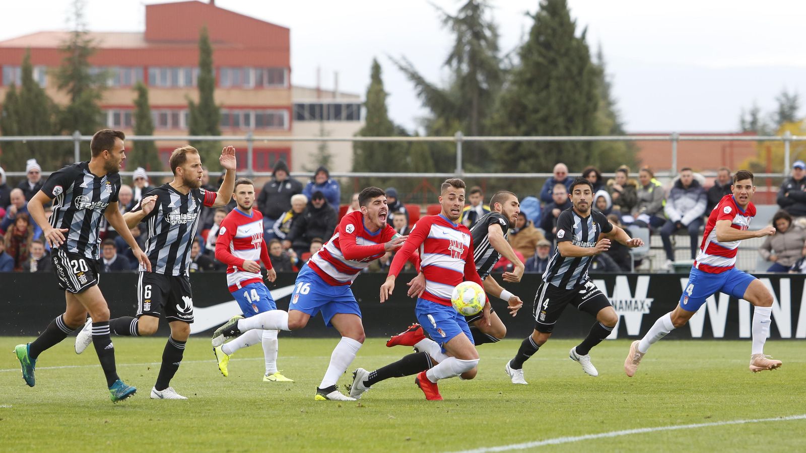 El filial rojiblanco volverá a competir en Segunda División B la próxima campaña.