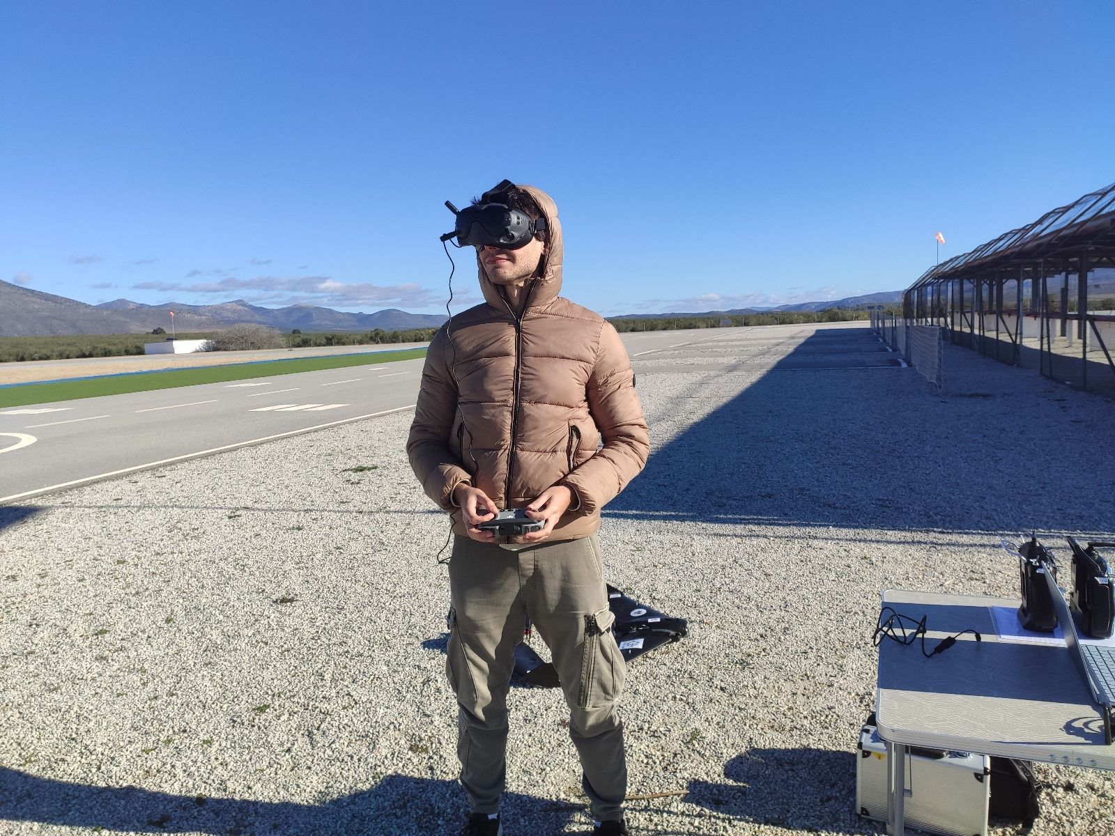 Investigador controla uno de los drones.