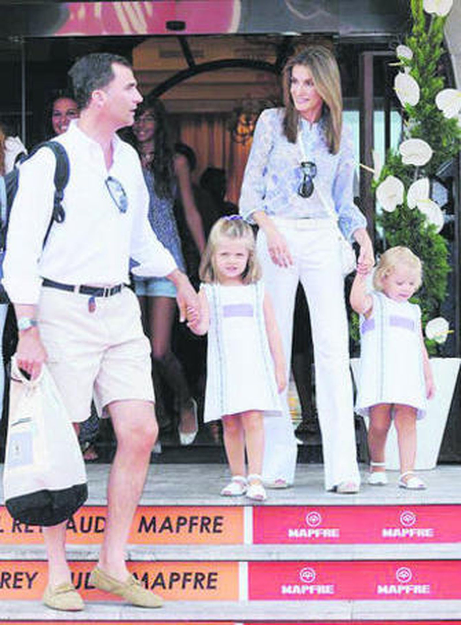 Doña Letizia y sus hijas recogen al Príncipe tras el cierre de la jornada de velaBruni dona 50.000 euros a L'Aquila