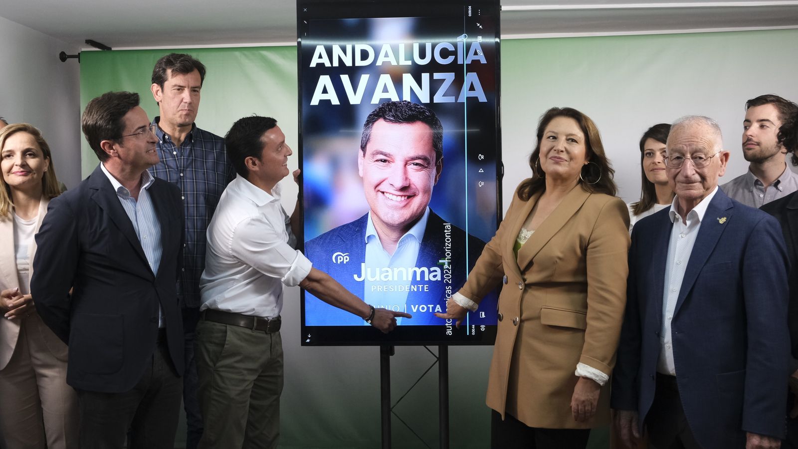 Pegada de carteles simbólica del PP de Almería.
