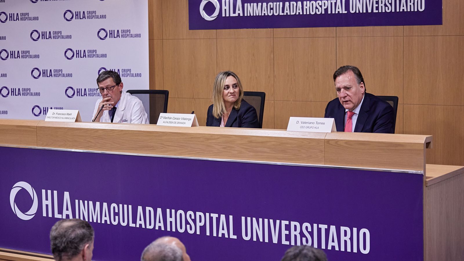 Francisco Martí, director médico del centro, Marifrán Carazo, alcaldesa de Granada y Valeriano Torres, consejero delegado del Grupo Hospitalario HLA durante el acto de bienvenida.