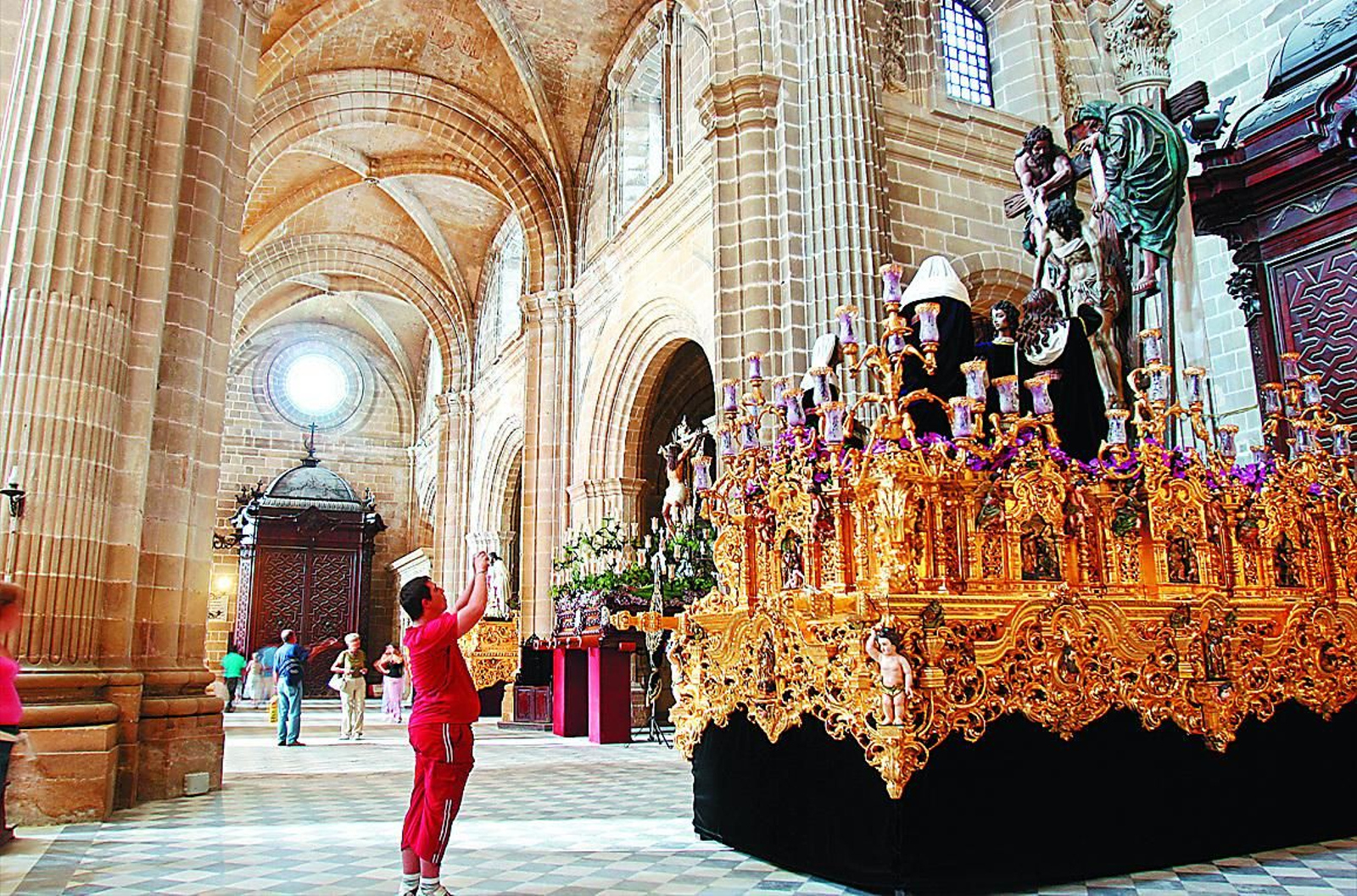 El paso del Sagrado Descencimiento en la Catedral en el encuentro de hermandades de 2005.