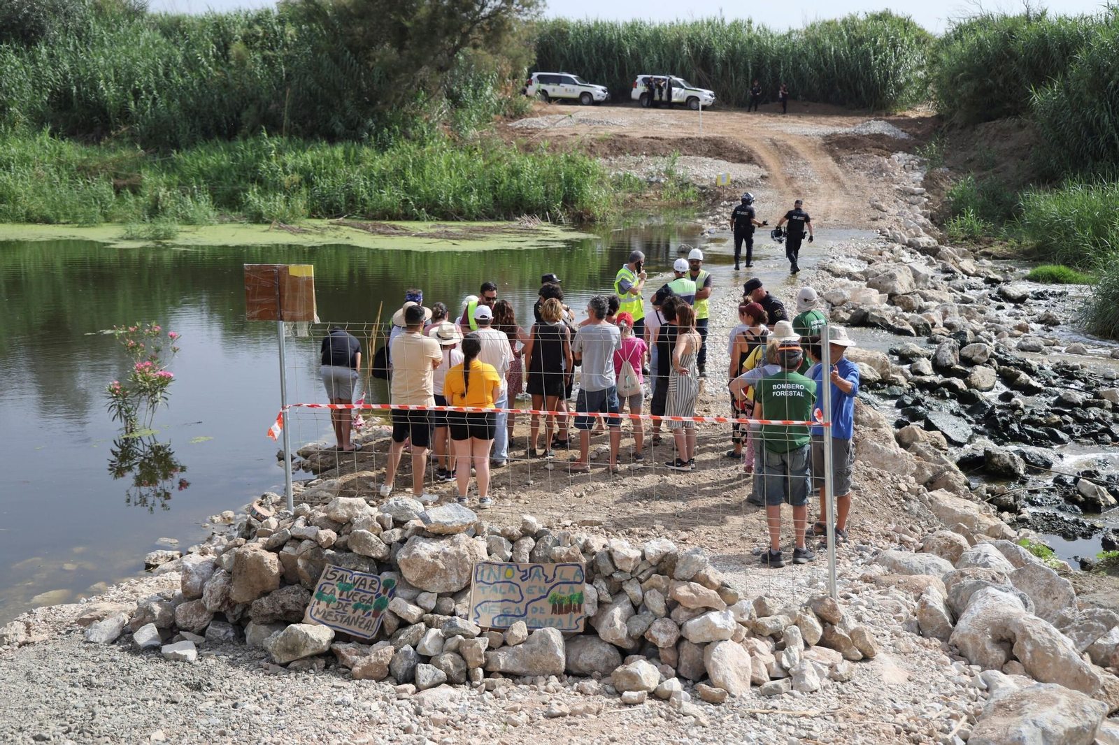 Vecinos protestan frente a las excavadoras en la Vega de Mestanza, en fotos