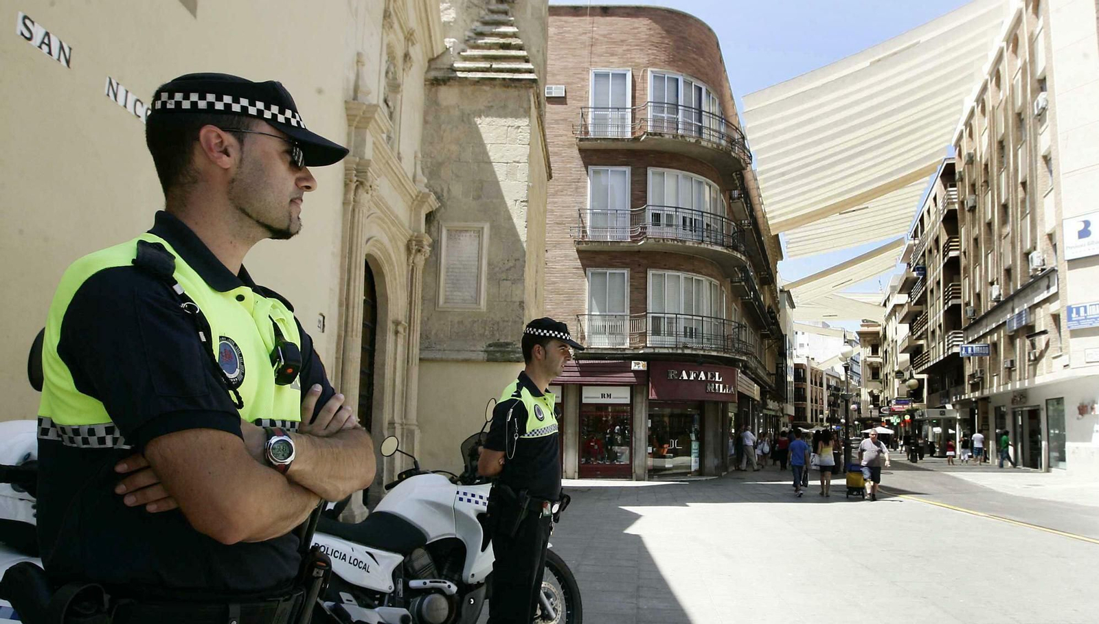 Policías locales frente al Bulevar.