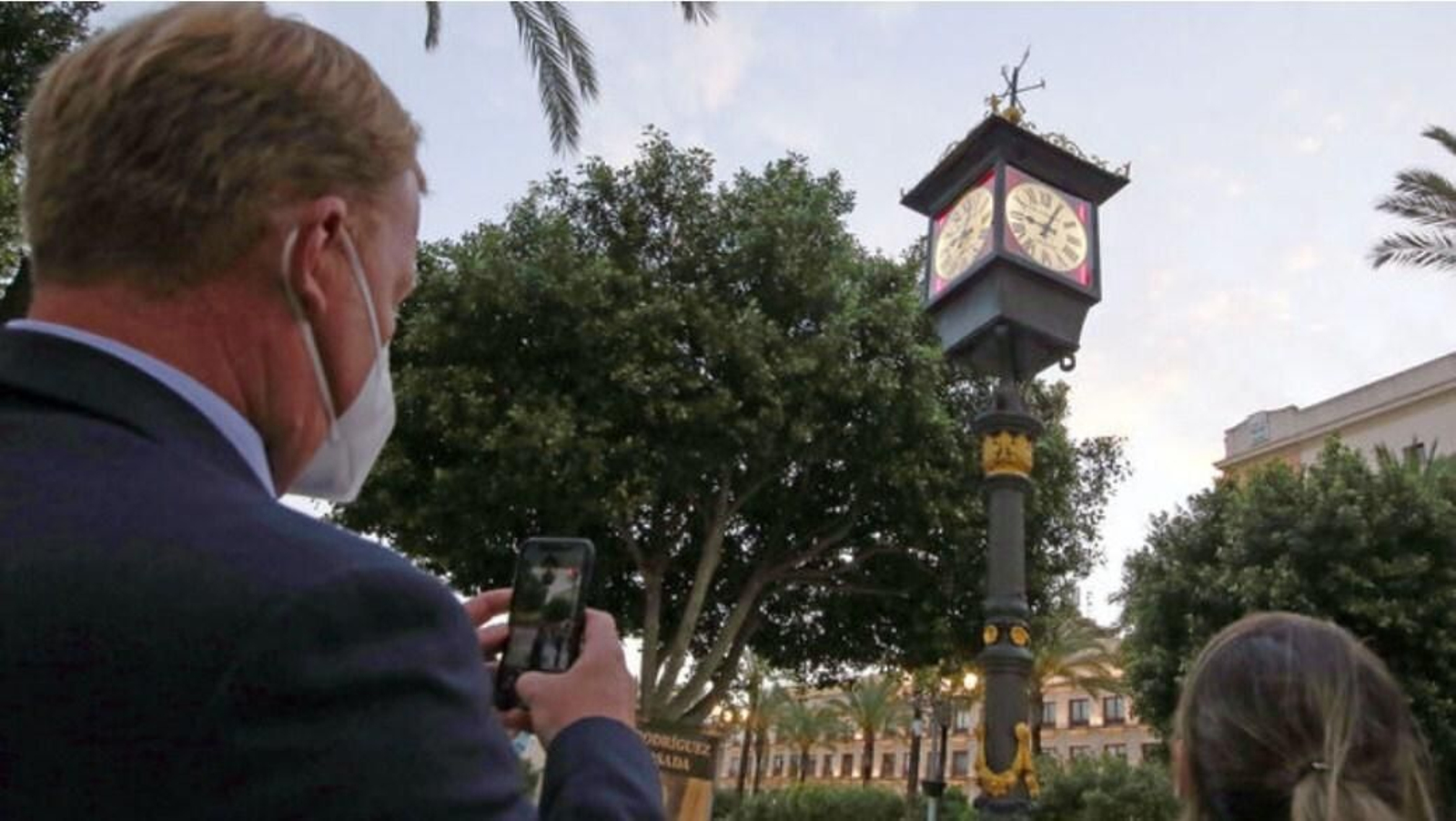 El histórico reloj-farola de Losada luce de nuevo en la plaza del Arenal tras su reciente restauración. El histórico reloj-farola de Losada luce de nuevo en la plaza del Arenal tras su reciente restauración.