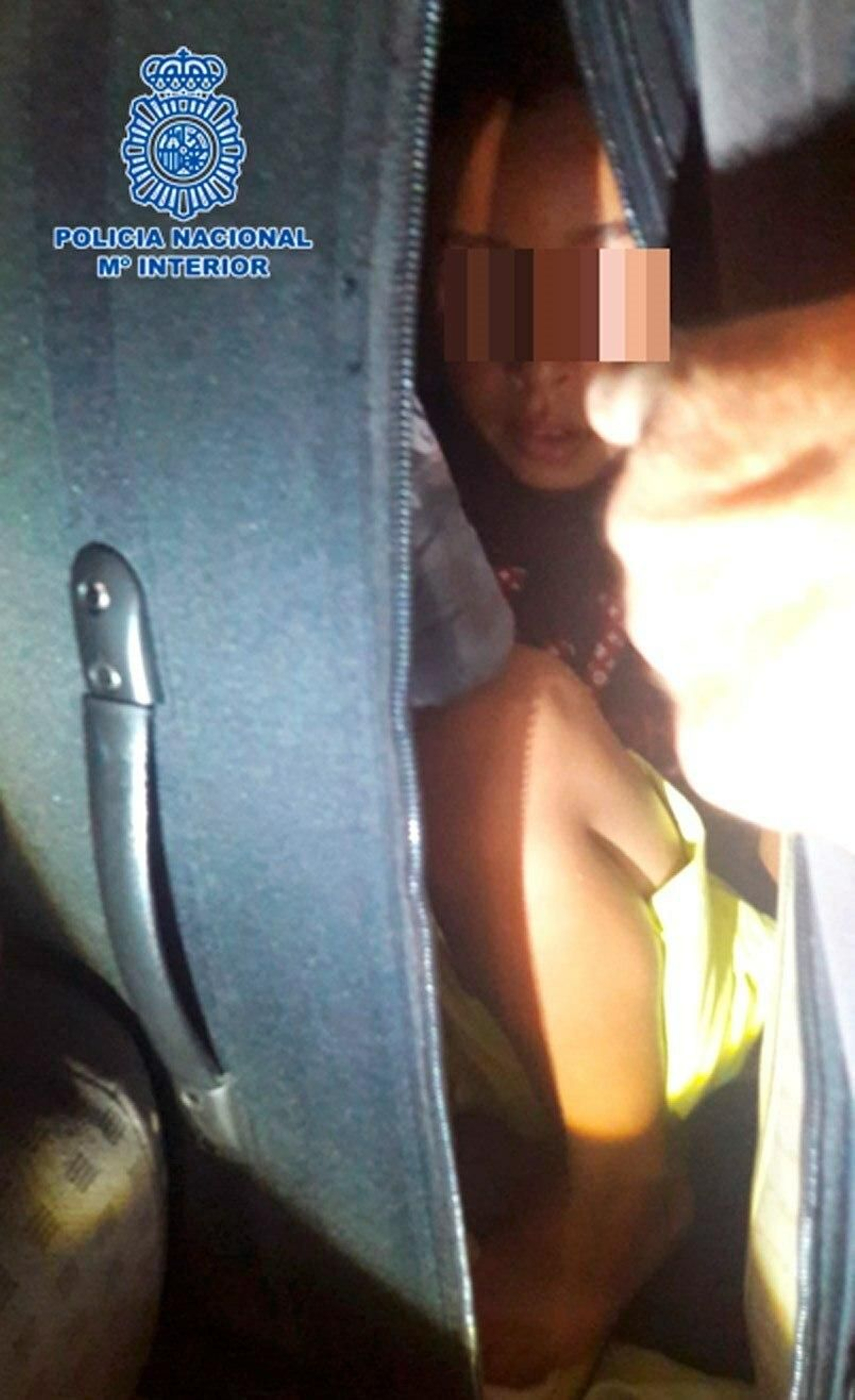 Imagen del menor en el interior de la maleta