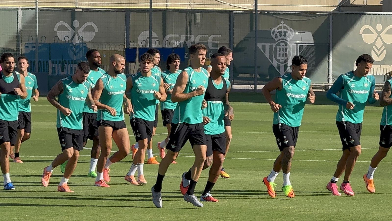 Diego Llorente entrena con el resto de sus compañeros