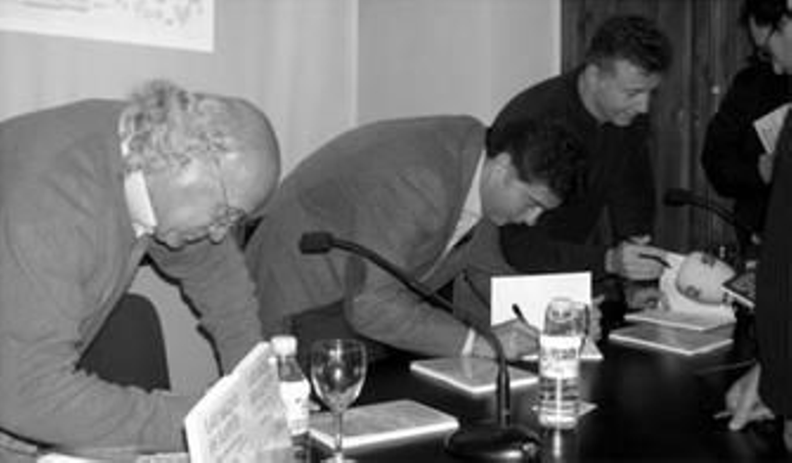 Ricardo Tejeiro (derecha), en la presentación de su libro 'Las Hazas de Suerte de Vejer de la Frontera'.