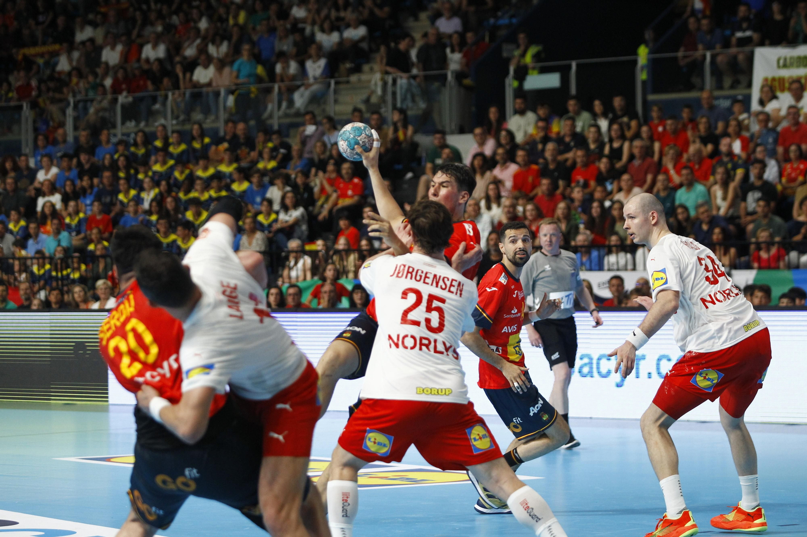 Imágenes del España-Dinamarca de la EHF Euro Cup de balonmano, en Almería