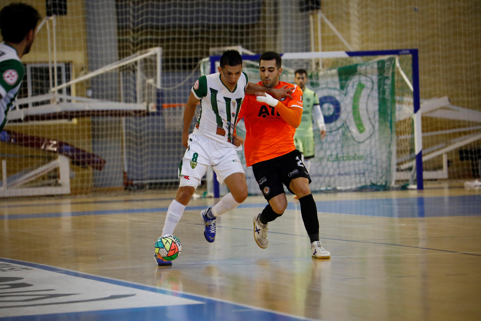 Arnaldo Báez bajo la presión de un jugador del Ribera Navarra.
