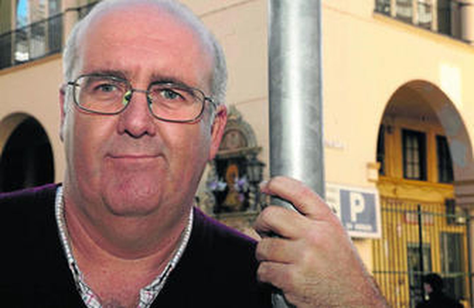 Manuel Rodríguez Luque, en la puerta de El Cairo, restaurante de ambiente taurino en el corazón del Arenal.