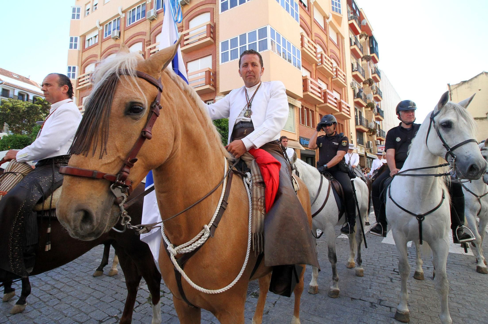 Imágenes de los caballistas, peregrinos a pie y carros de la Hdad de Emigrantes