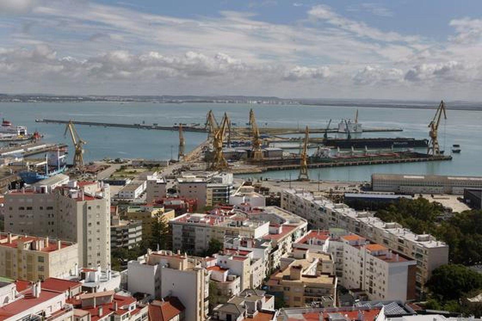 Una visita a lo alto del Pirulí ofrece una singular vista Cádiz. 

Foto: Jose Braza
