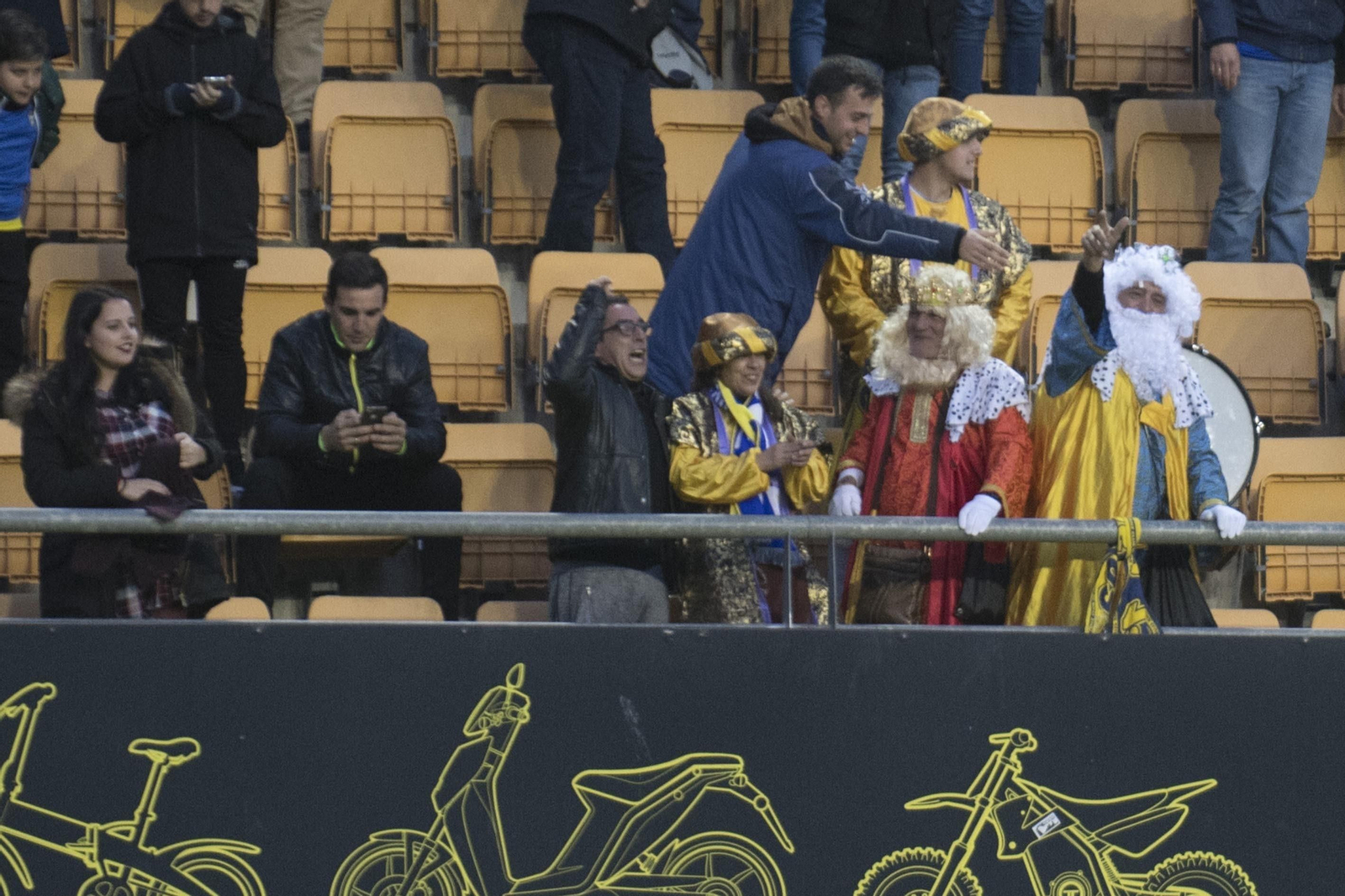 Reyes Magos cadistas en el Carranza, en una jornada marcada por esta festividad, que no quisieron perderse el encuentro.