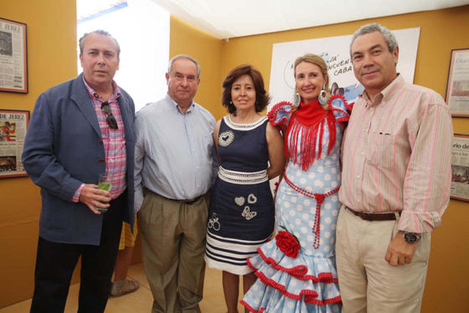 Manuel Rodríguez, de Muebles Briole, y su señora, Luisa Montero, posan con Antonio Tocón y su señora, Charo Virseda, junto a Benjamín Sánchez Quirós.

Foto: Vanesa Lobo
