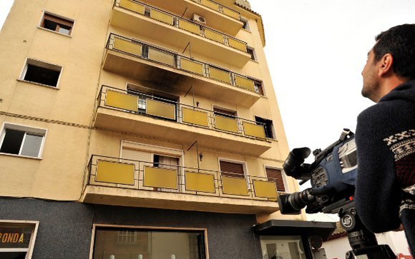 Una mujer fallecida y otros 12 vecinos evacuados en un incendio en Ubrique