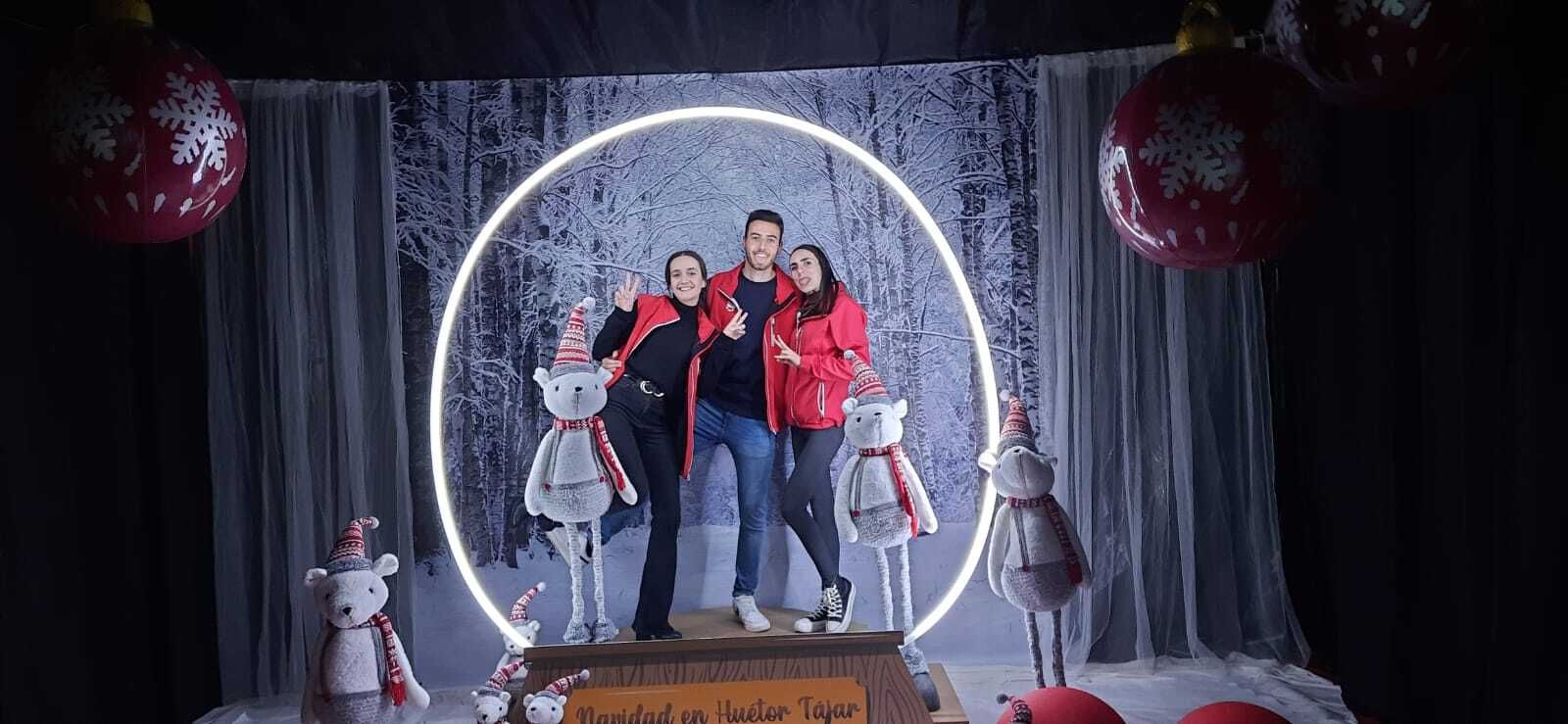 Los aficionados a instagram se hacen fotos en el 'Eurodisney' de Huétor Tájar