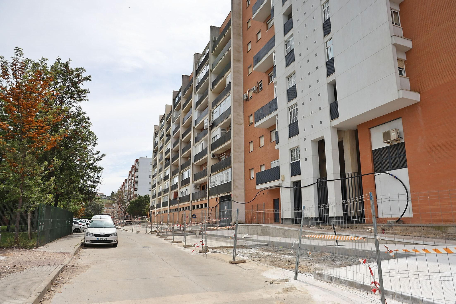 Calle Punta Umbría en la que han quedado paradas las obras.