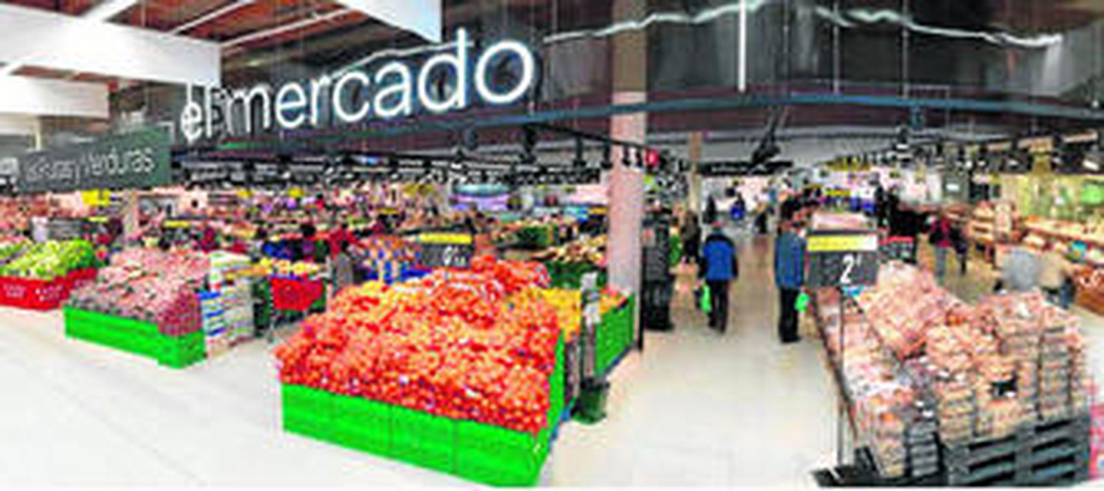 Vista panorámica del interior del centro comercial, precisamente donde están expuestos gran cantidad de productos frescos, motivo de esta iniciativa del Plan 65+ en Carrefour.